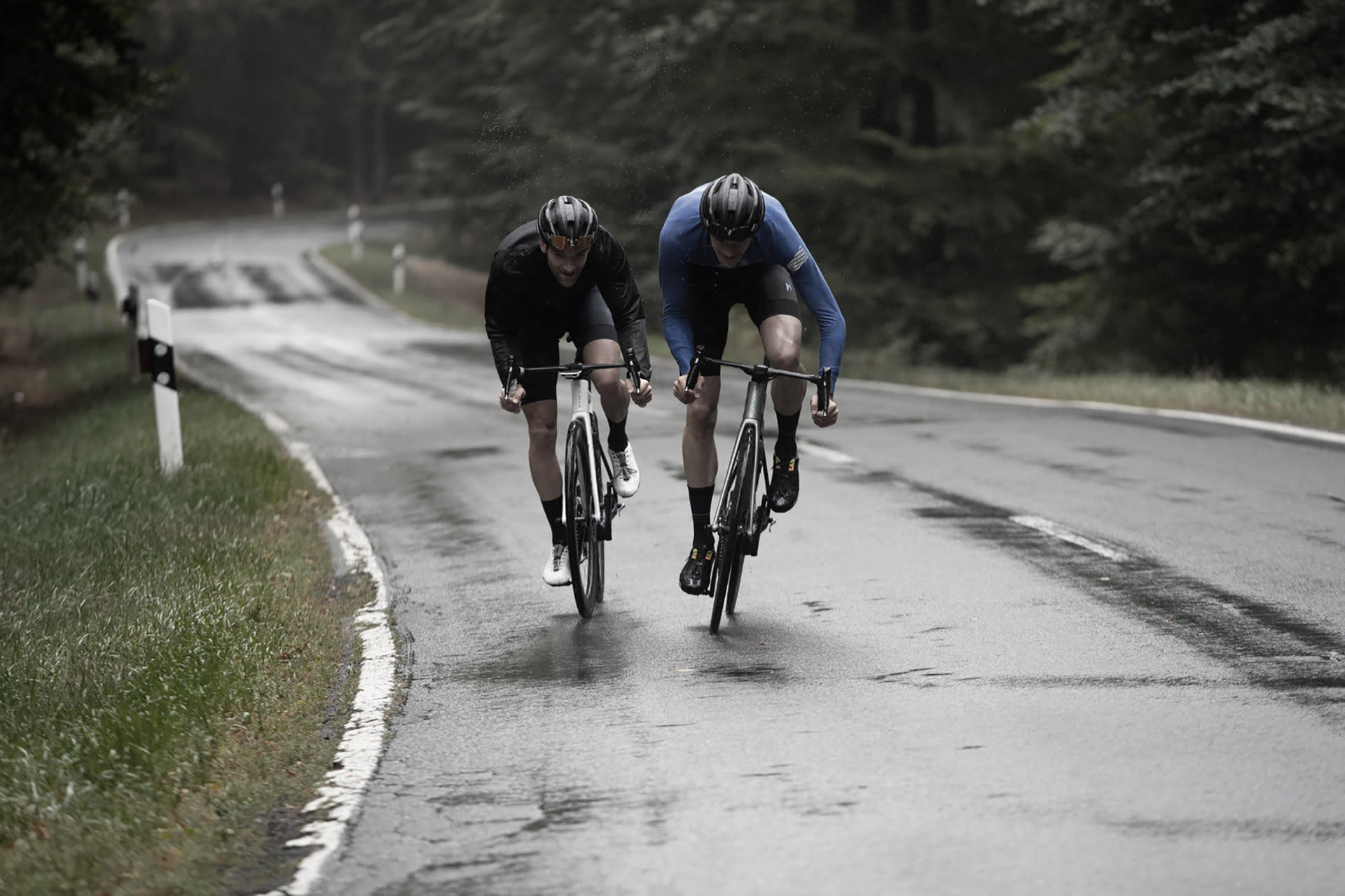 Erbitterter Kampf im Regen Super schnell: Das FOCUS Bikes IZALCO MAX Aero-Rennrad bei der ersten Attacke im Regen.