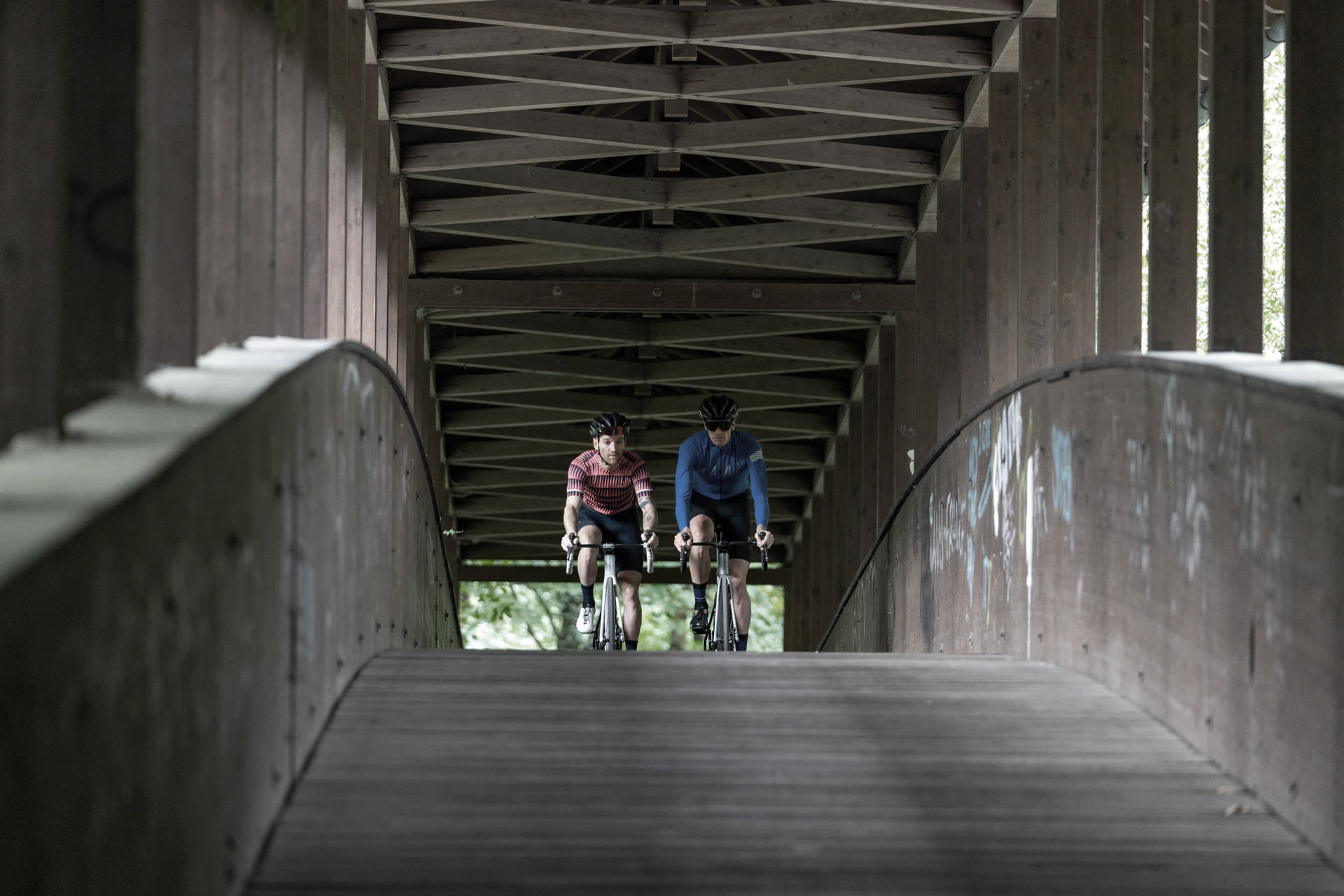 Auslaufen lassen Ganz entspannt und elegant ausrollen lassen: FOCUS Bikes IZALCO MAX Aero-Rennrad