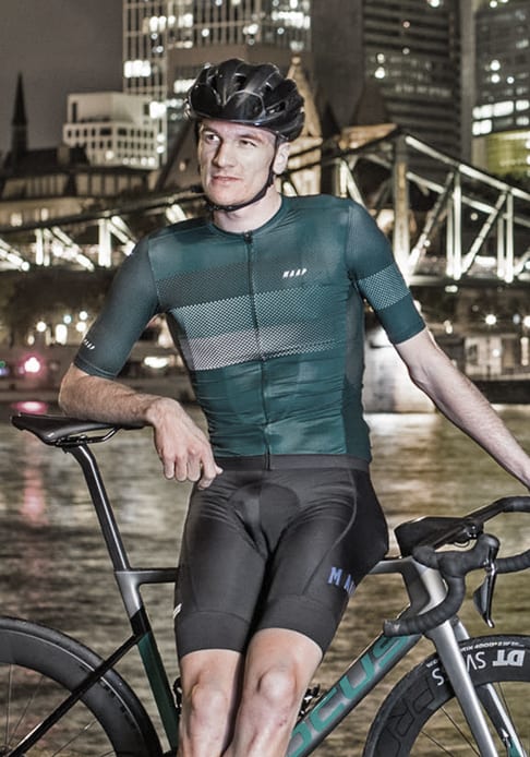Vor der Frankfurter Skyline Passt perfekt: FOCUS Bikes IZALCO MAX Aero-Rennrad Style mit grünem MAAP Trikot.