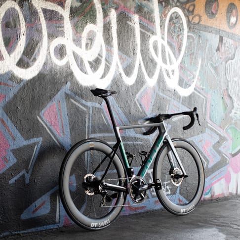 Urbane Umgebung Das FOCUS Bikes IZALCO MAX Aero-Rennrad fühlt sich auch in urbaner Umgebung wohl.
