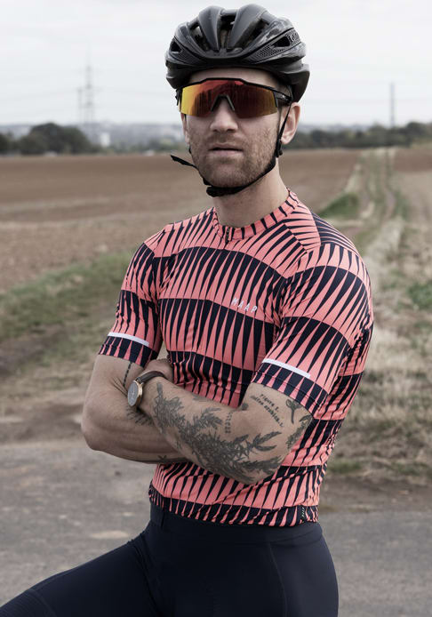 IZALCO MAX Style Passender Style: FOCUS Bikes IZALCO MAX Aero-Rennrad zusammen mit MAAP Trikot und Oakley Brille