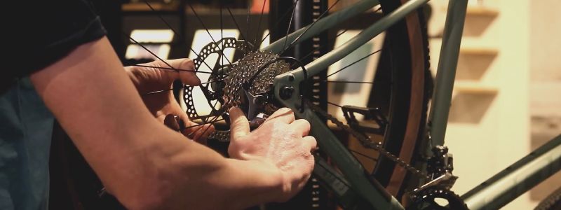 Haal het wiel uit de fiets