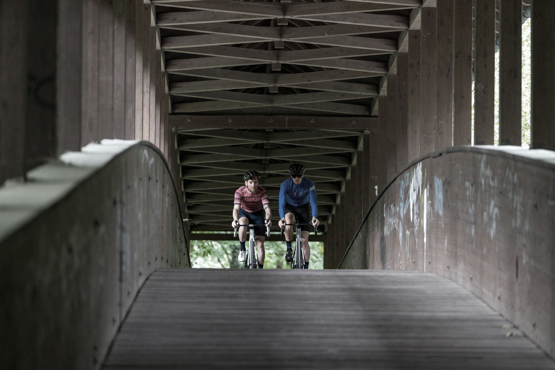Auslaufen lassen Ganz entspannt und elegant ausrollen lassen: FOCUS Bikes IZALCO MAX Aero-Rennrad