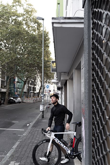 Raus aus der Wohnung Das FOCUS Bikes IZALCO MAX Aero-Rennrad in der Stadt