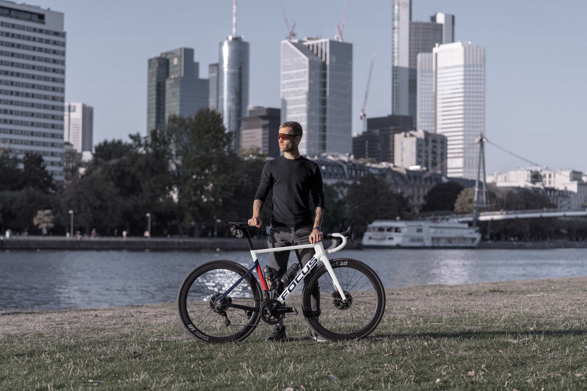 Das neue IZALCO MAX Das FOCUS Bikes IZALCO MAX Aero-Rennrad vor der Frankfurter Skyline