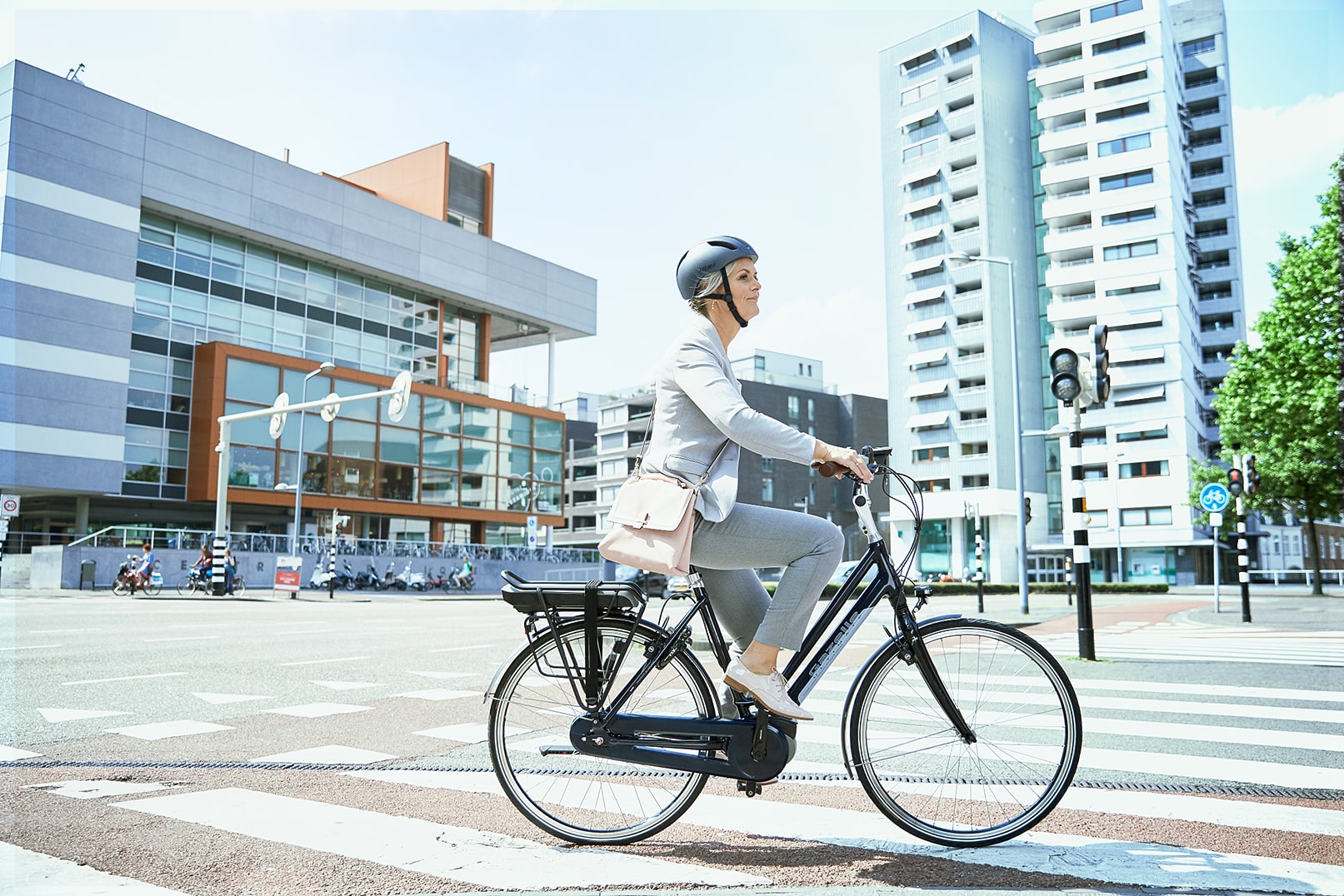 Femme à vélo | Ultimate C8 HMB