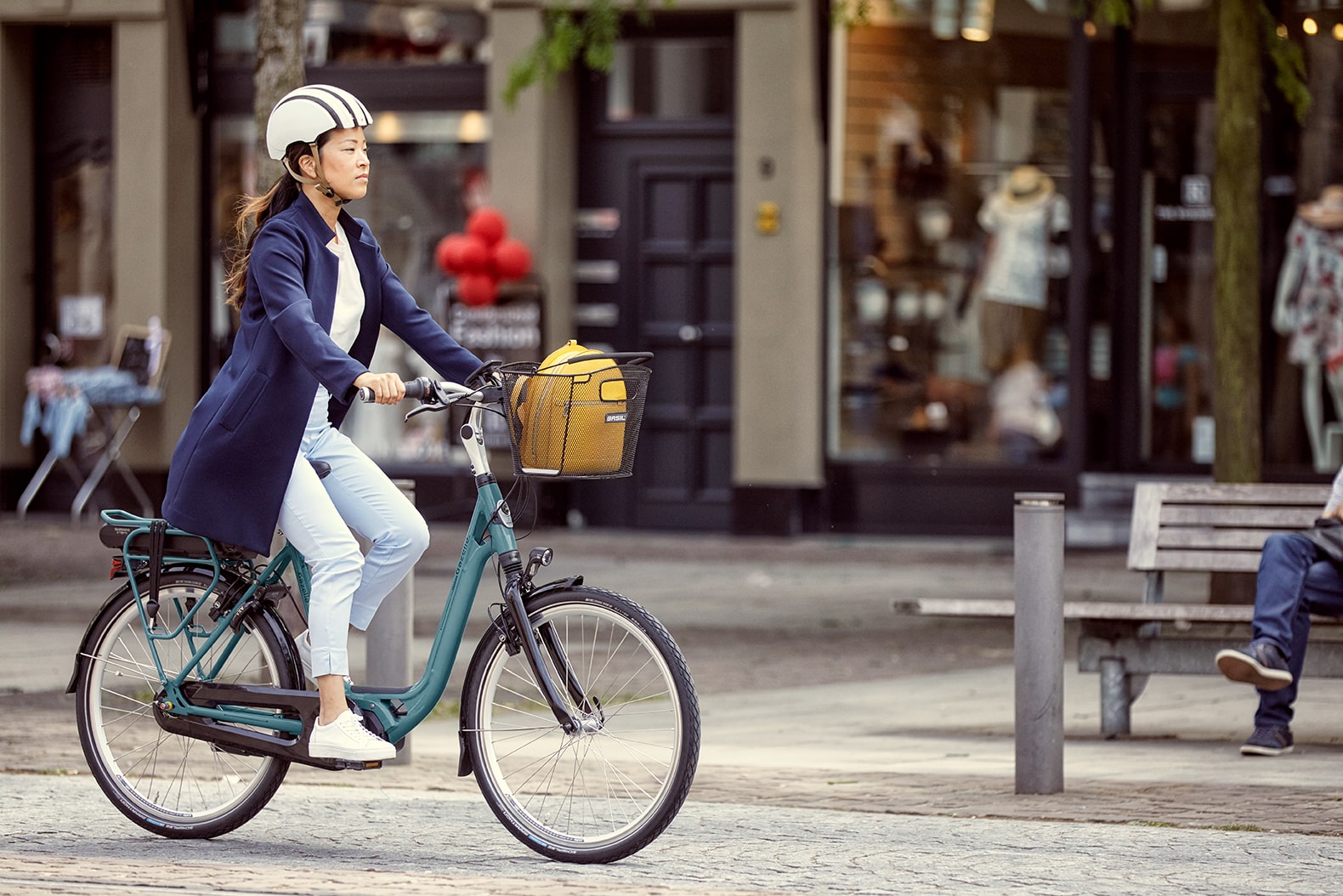 Femme près d'un vélo | Ami C8 HMS