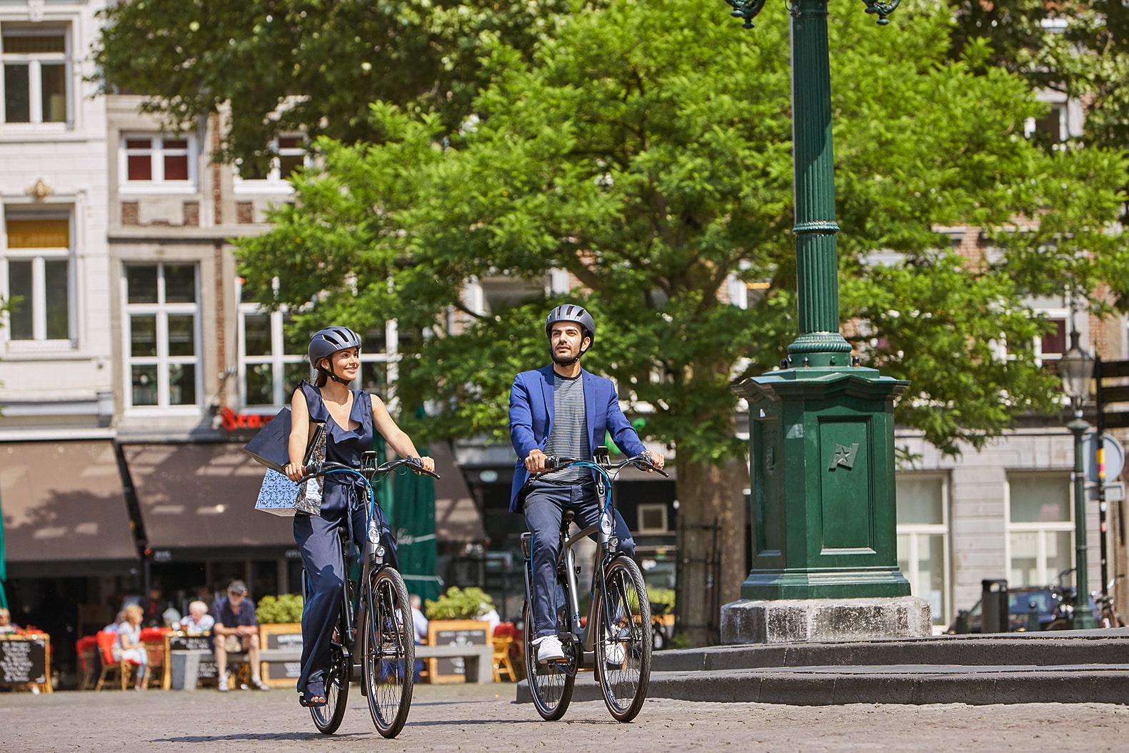 Homme et femme près d'un vélo | Orange C330