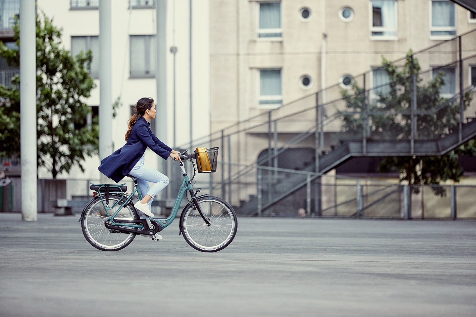 Femme à vélo | Ami C8 HMS