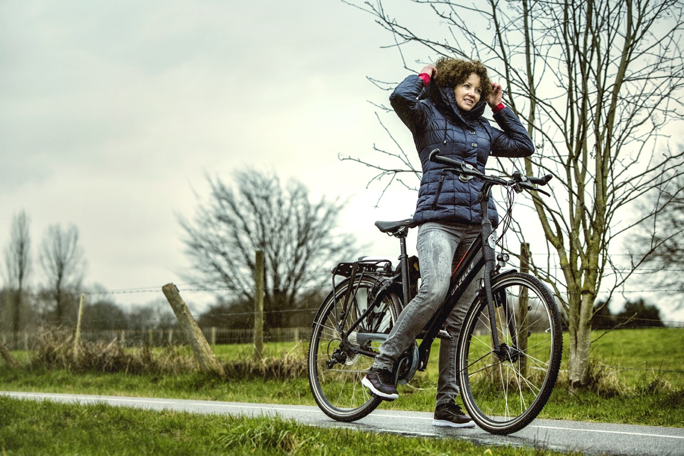 Femme près d'un vélo