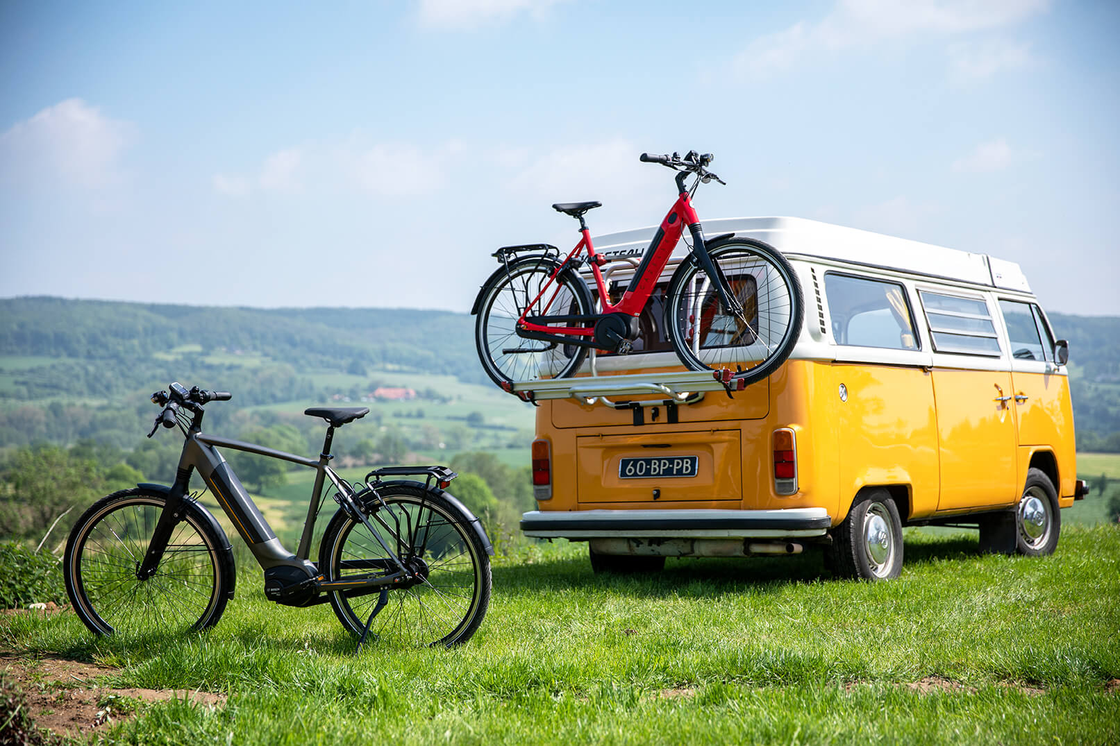 Auf Mehrtagestour mit gelbem Bus und Fahrrädern