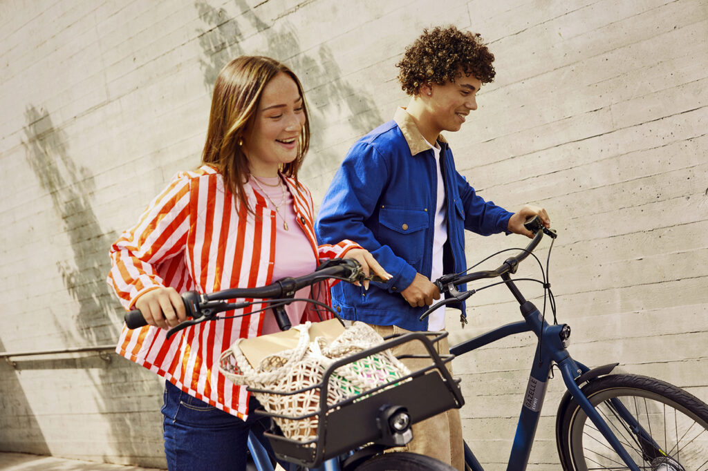 Meisje en jongen op fiets