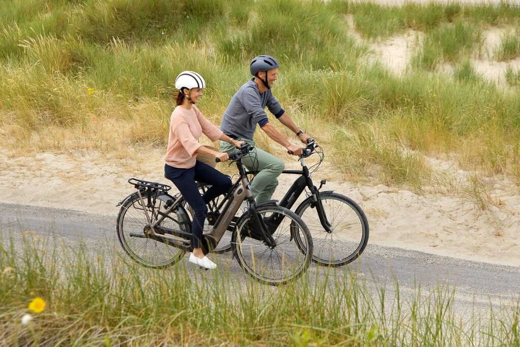 To personer på en cykel