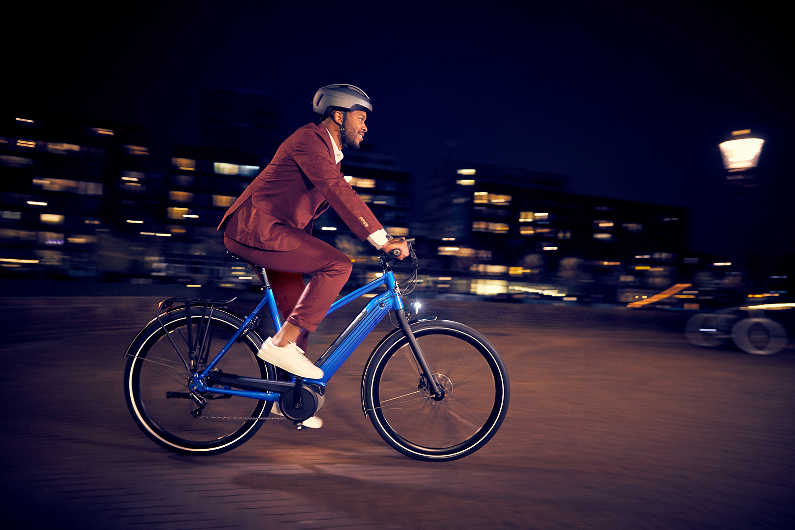 Mand om aftenen på cykel | Cykellygter