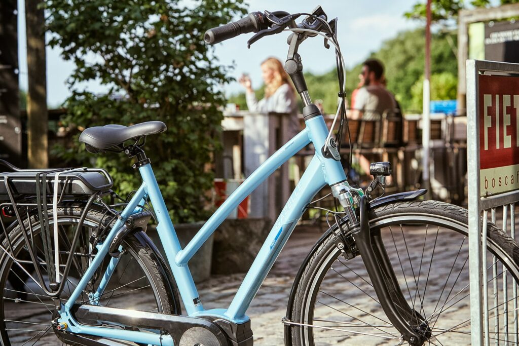 Woman with bicycle | Vento C7 HMB