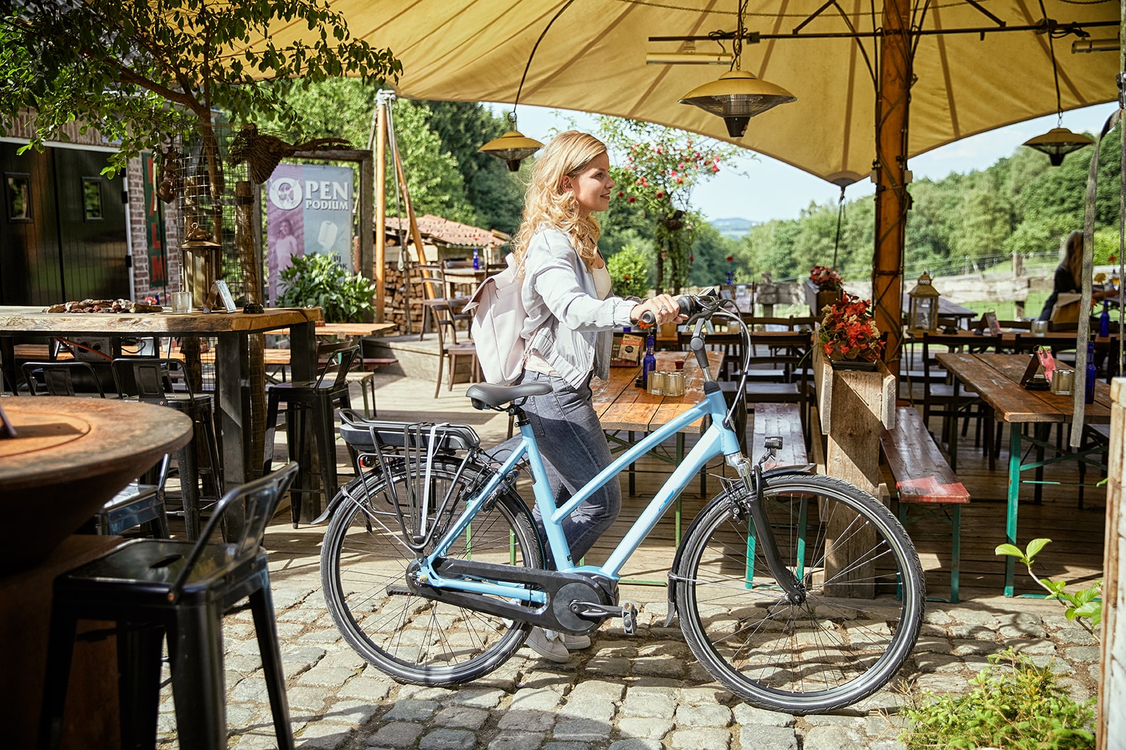 Woman with bicycle | Vento C7 HMB