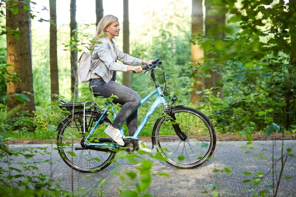 Woman with bicycle | Vento C7 HMB