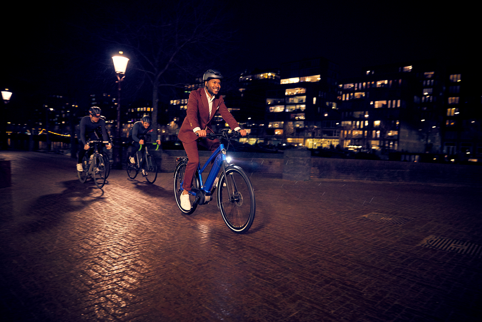 Mann auf blauem Fahrrad im Dunkeln