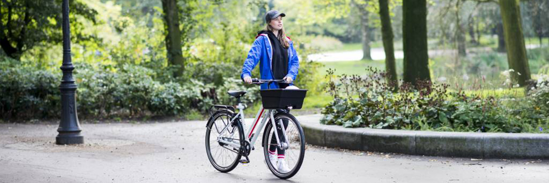 Meisje in park met union fiets