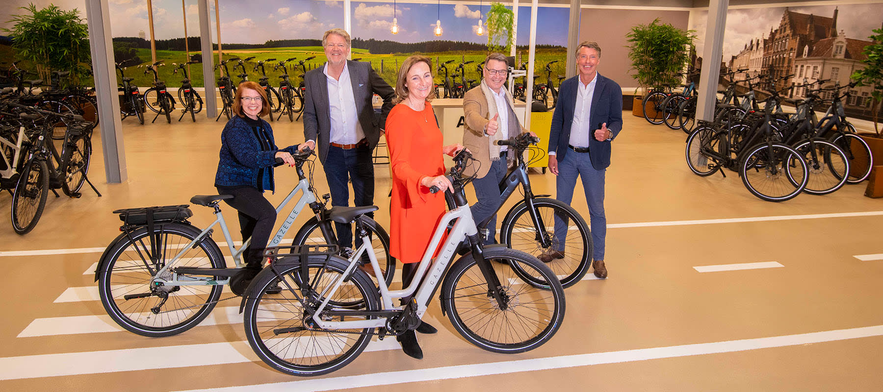 Koninklijke Gazelle opent E-bike Testcenter in Rumst Jill Warren, Wouter Jager, Els Devlies, Schepen Lokale Economie Rumst, Bert vander Lingen