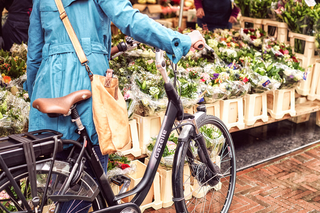 Frau mit Fahrrad auf dem Markt