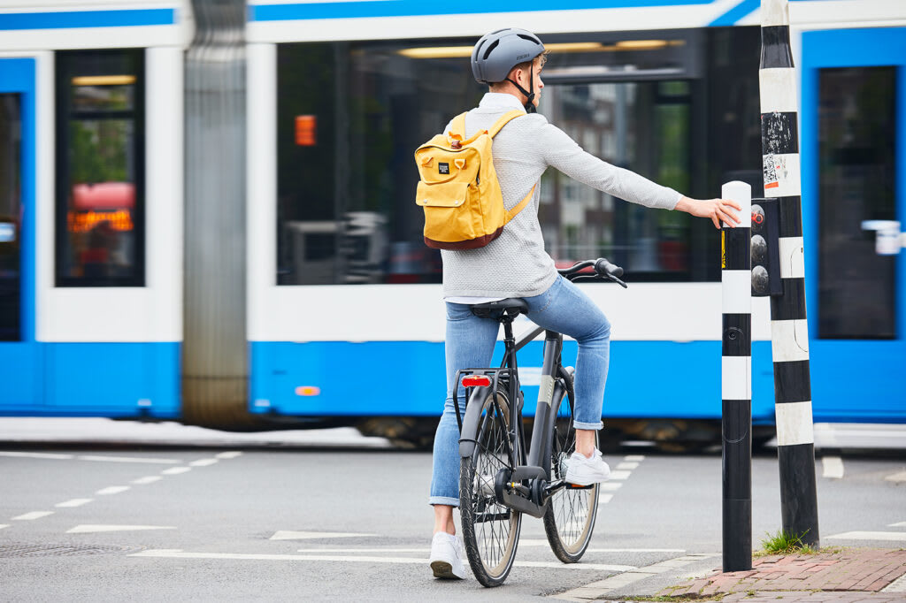 Mann auf Fahrrad mit gelbem Rucksack