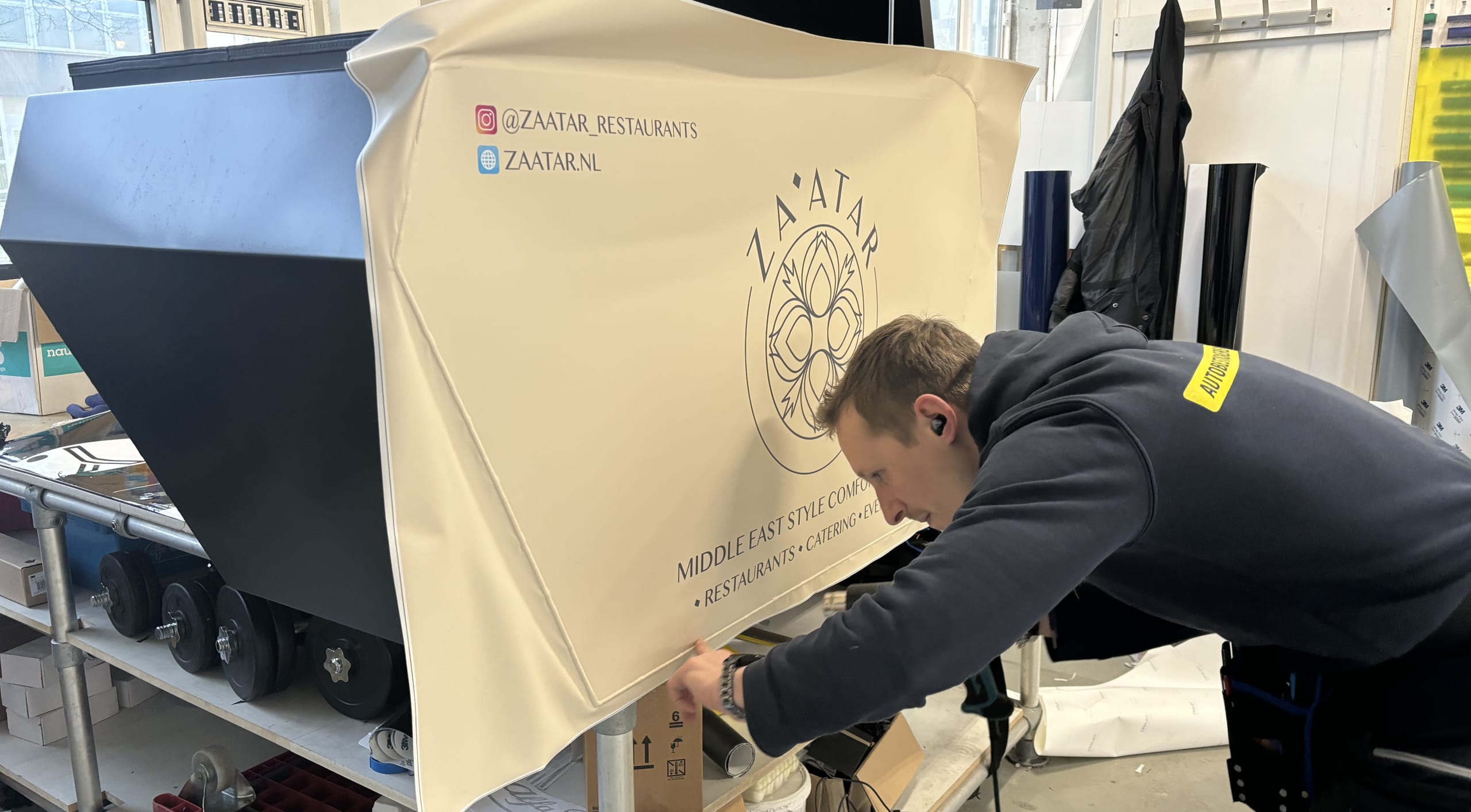 Zakelijke bakfiets bestickeren