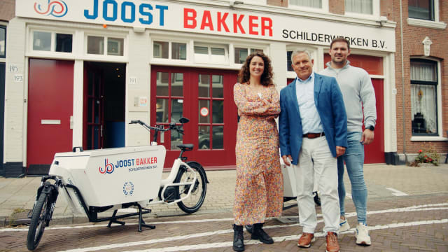 Painters on electric cargo bikes