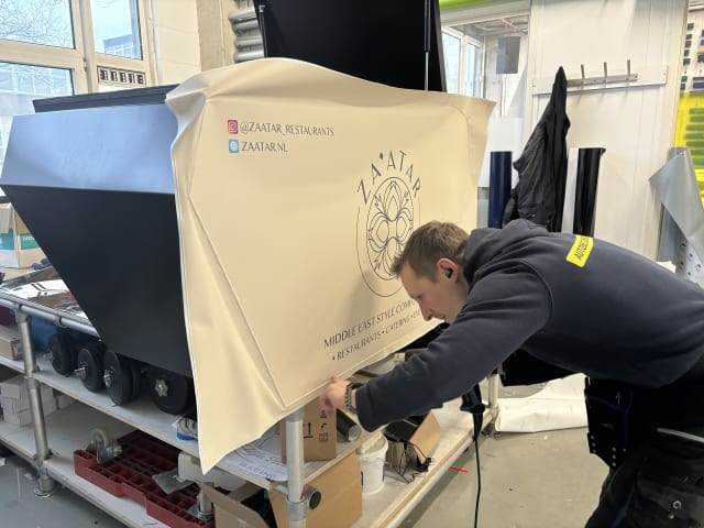 Zakelijke bakfiets bestickeren