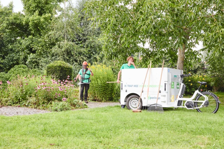 Gemeente medewerkers gebruiken elektrische bakfiets voor groendienst