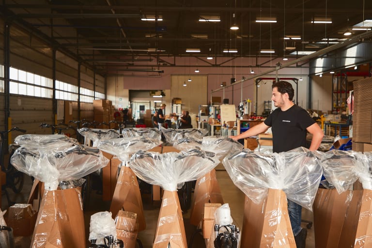 Scaling the assembly of cargo bikes